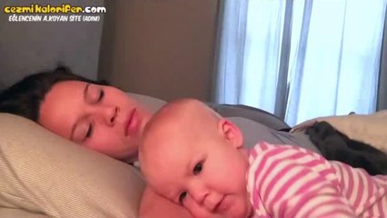 Annesini Uyandırmaya Çalışan Bebeğin Süprizi