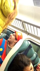 Méchante embrouille dans le train avec Super Mario !