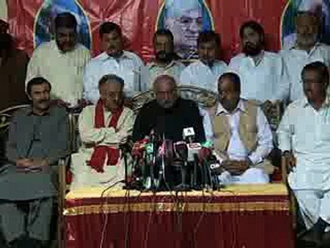 عوامی نیشنل پارٹی کے مرکزی جنرل سیکریٹری میاں افتخار حسین مردان ہاﺅس میں پریس کانفرنس کر رہے ہیں