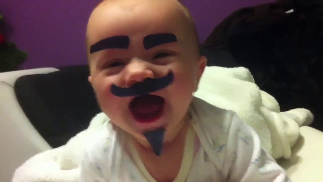 Un bébé barbu... bravo au papa qui s'amuse quand maman n'est pas là!