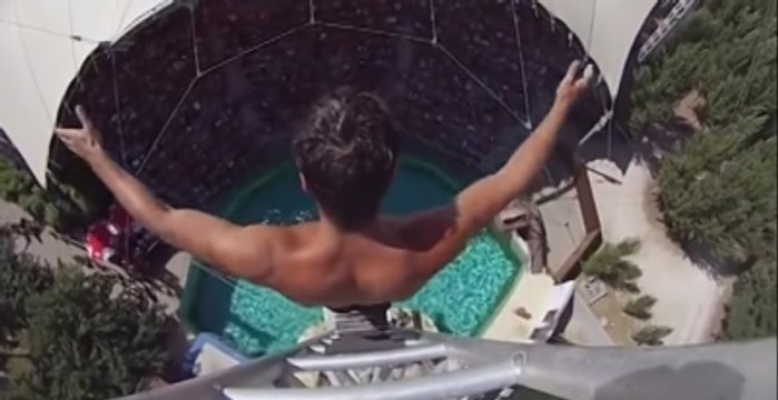 25 Metre Yükseklikten Havuza Atladı