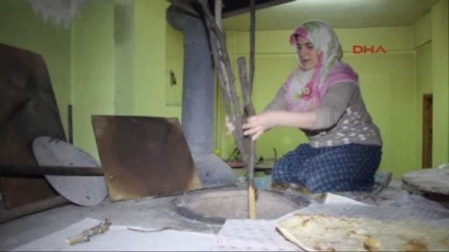 Erzurum Tandır Ekmeği Pişirip Satıyor