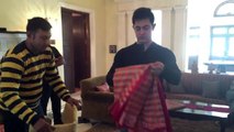 Watch Aamir Khan buying Sari for Anushka Sharma