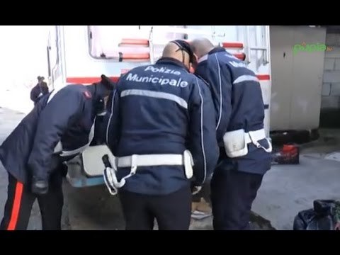 Napoli - Blitz al campo rom di Scampia, trovati auto e camper rubati (09.12.14)
