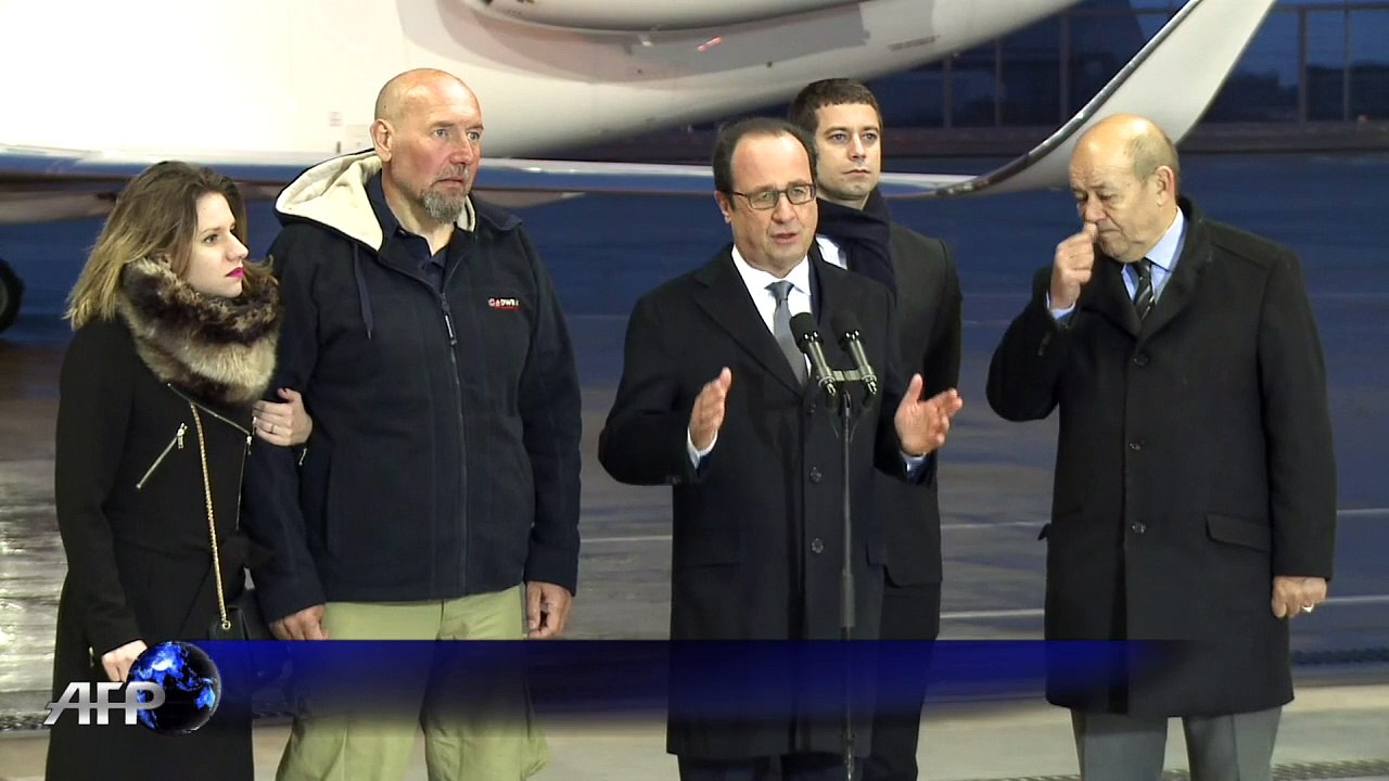 Último francês que era mantido refém chega a Paris