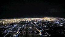 Timelapse filmé depuis un cockpit lors d'un atterrissage de nuit à Chicago