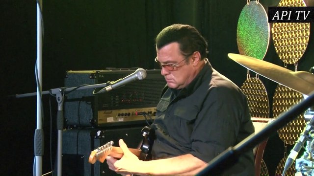 Стивен Сигал играет блюз