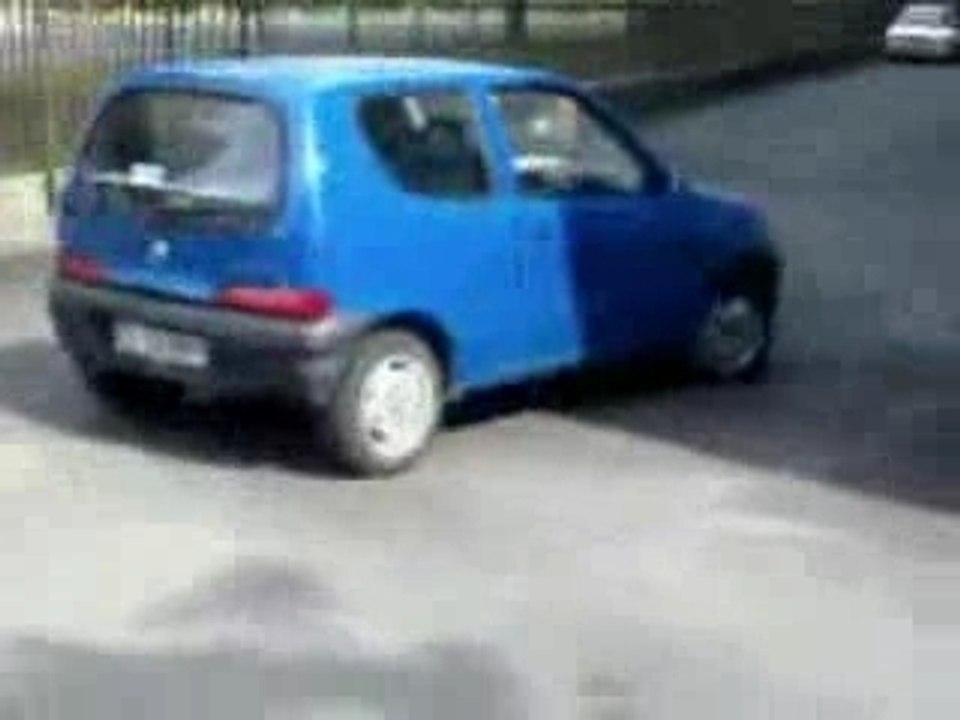 Le papy gare sa Fiat au rupteur