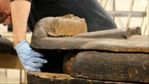 Une momie vieille de 2500 ans en réparation