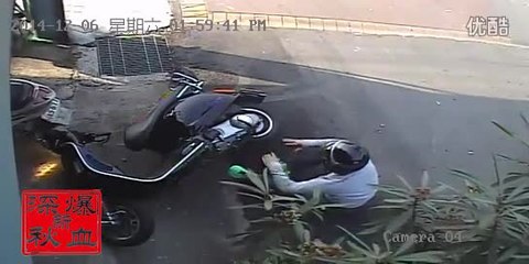 Sa tête passe sous une roue de camion