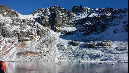 İnanılmaz Derecede Berrak Buzun Üstünde Yürümek