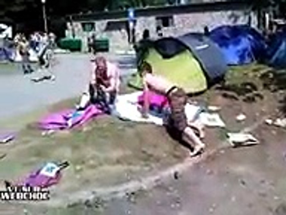 2 mec completement bourrés essaie de monter une tente