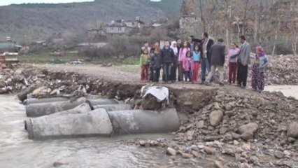 Köprü Yıkılınca Çocuklar Okula Gidemedi (2)