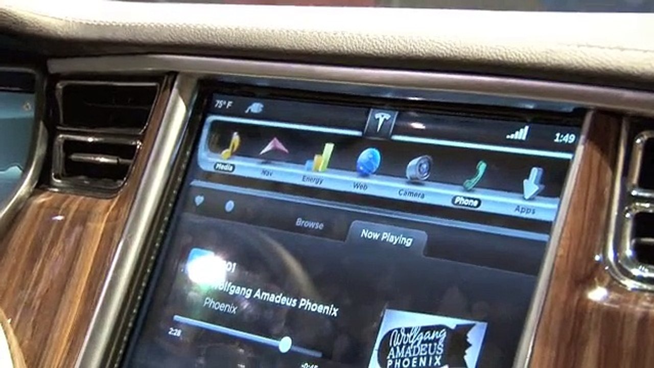 2012ces-CamilleRcikettsPRManagerTeslaModelSNvidiaBooth12CES113720