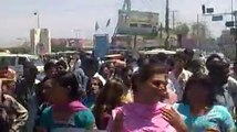 گجرت کچہری میں ڈی پی او ہاوس کے سامنے خواجہ سراوں کا احتجاج ( ویڈیو رپورٹ)