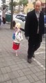 Un chien déguisé en petite fille