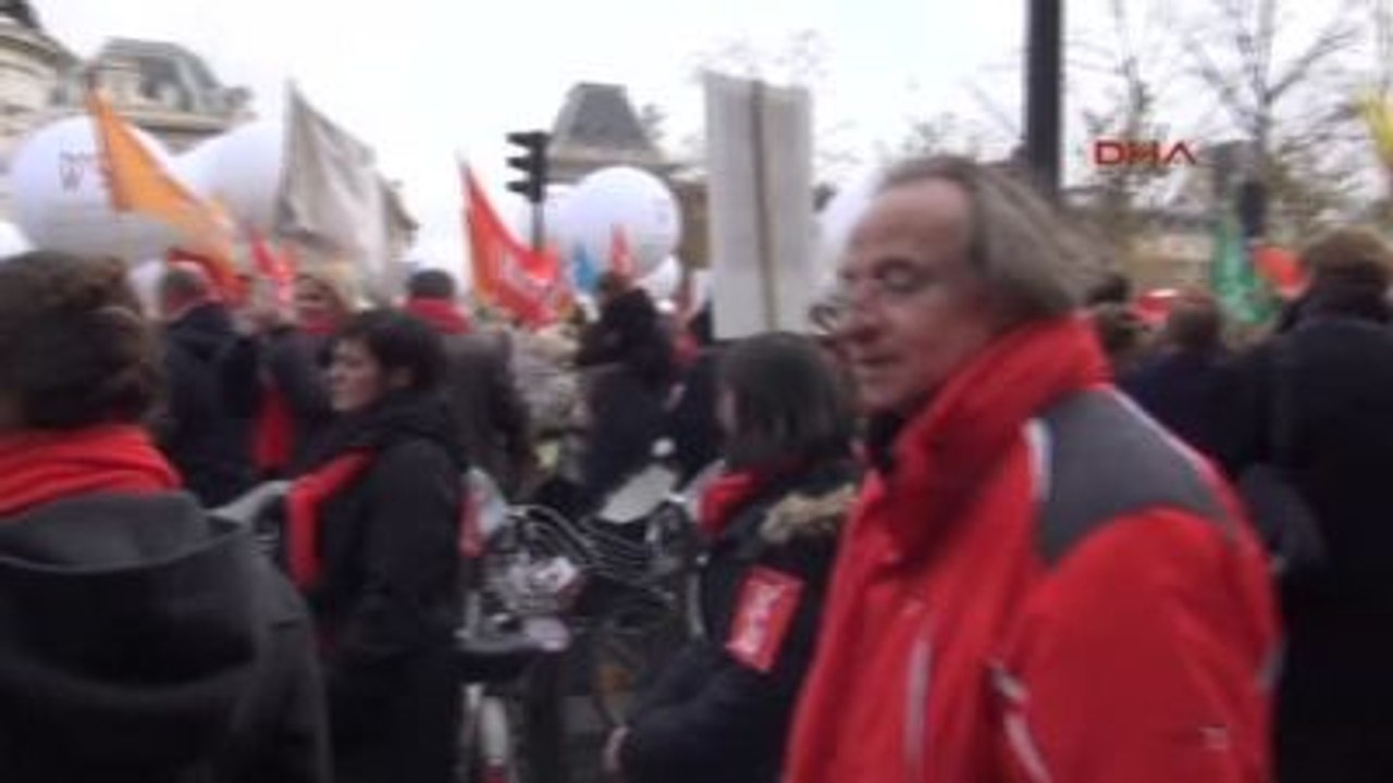 Paris'te 30 Bin Noter ve Avukat Sokağa İndi