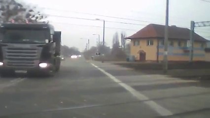 Passage à niveau blagueur : un camion à 2 doigts du crash!