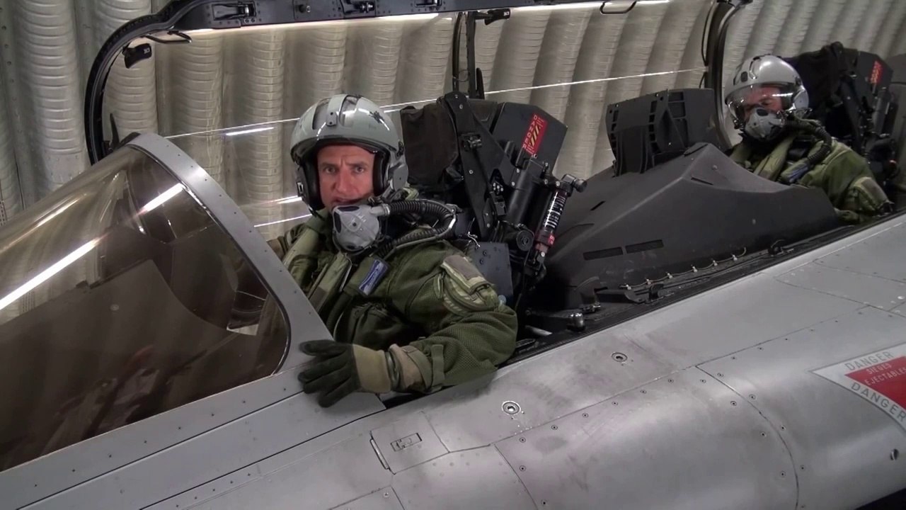 Nuclear bomb attack : Army pilot explains us how it works!