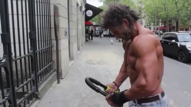 Un SDF super musclé, en mode Bodybuilding de rue!