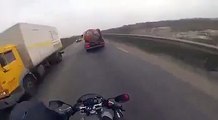 Il fait le malin à moto mais…