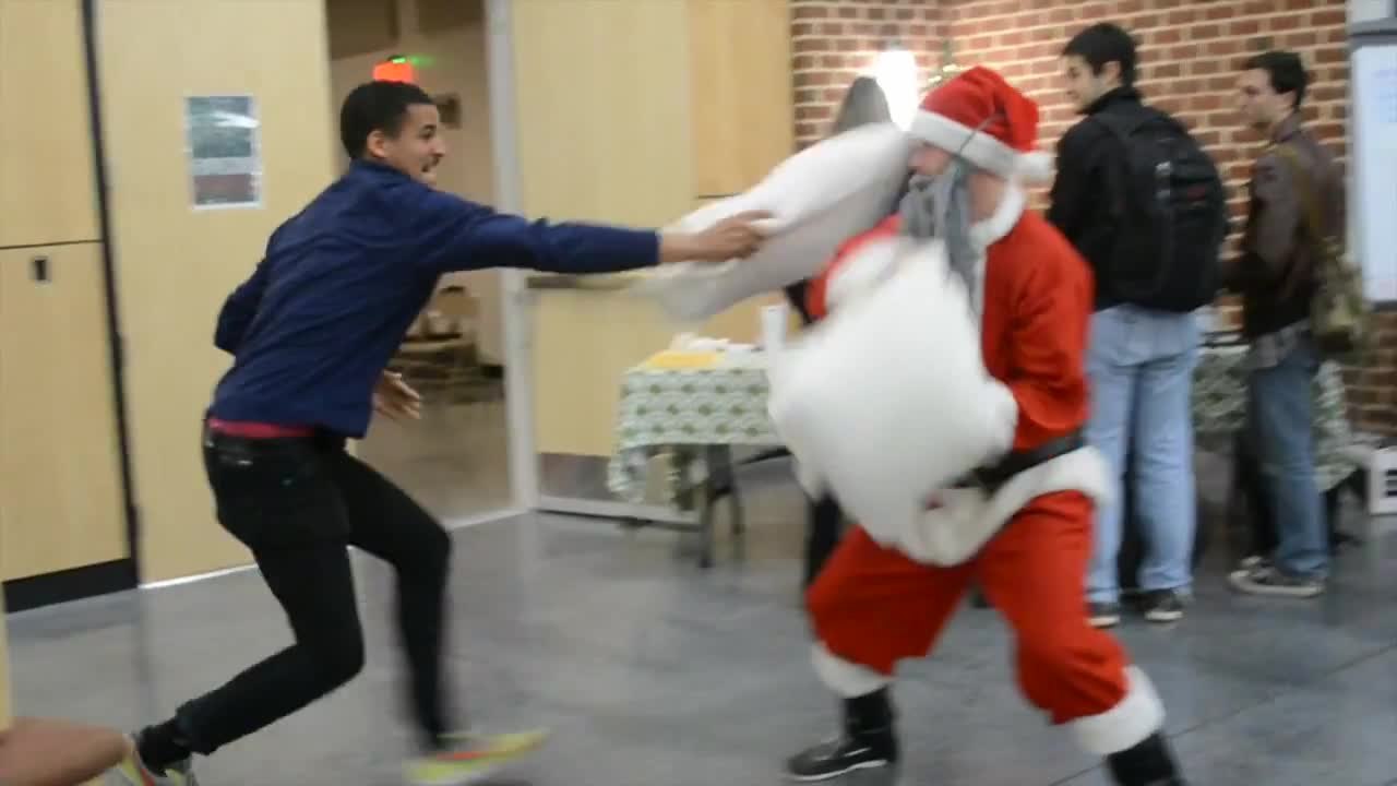Combat d'oreiller avec le Père Noël