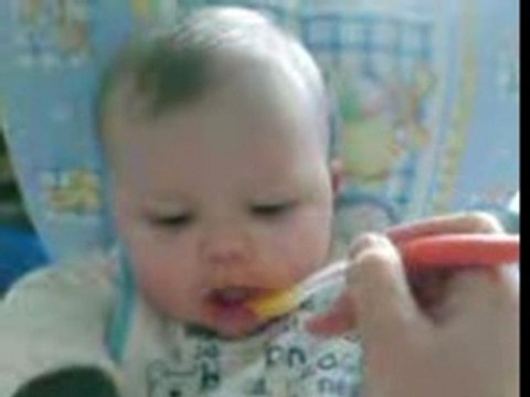 Manon mange petit pot abricots