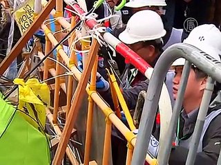 Гонконг: полиция разбирает главные баррикады