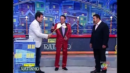 Un cracheur de feu s'enflamme le visage