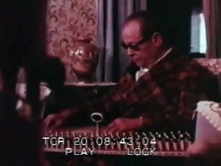 نجيب محفوظ يعزف على آلة القانون