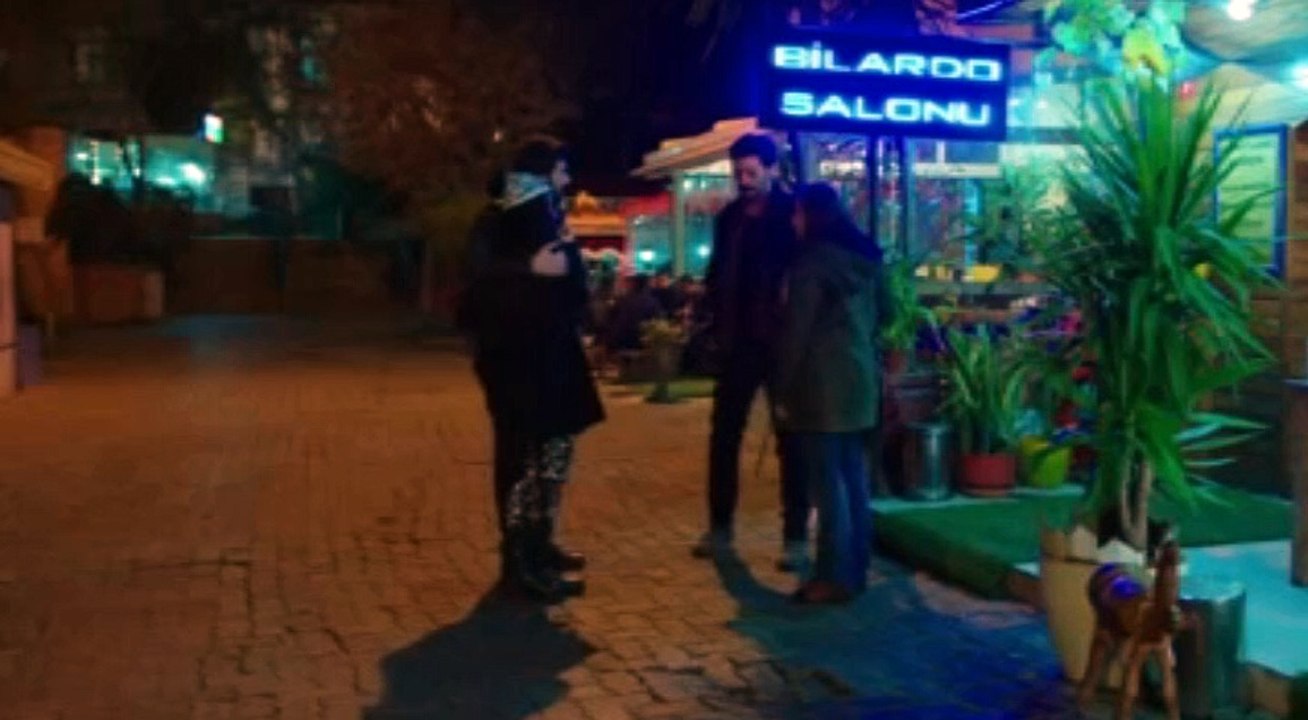 Kara Para Aşk  Elif bilardo öğreniyor  Sıla Köşe yastığı