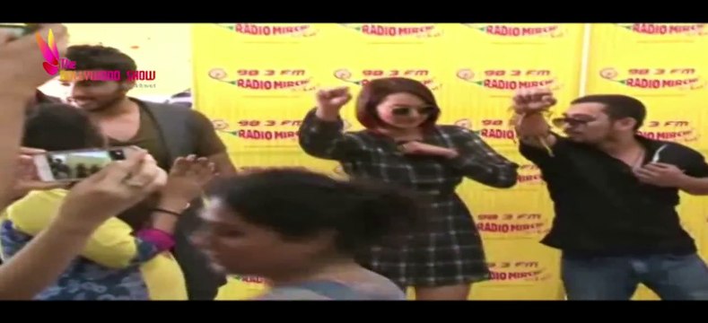 Arjun Kapoor & Sonakshi Sinha Promote Tevar @ Radio Mirchi !