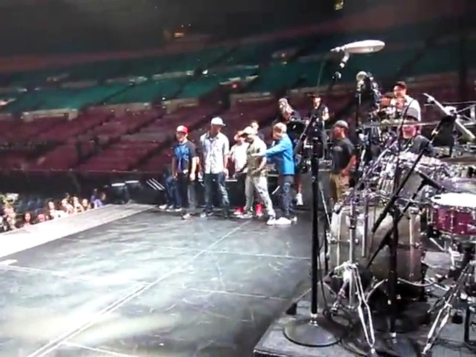 justin bieber performing dance