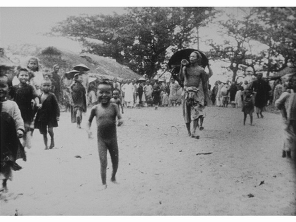 Gabriel Veyre: Le Village de Namo - Panorama pris d'une chaise à porteurs (1900)