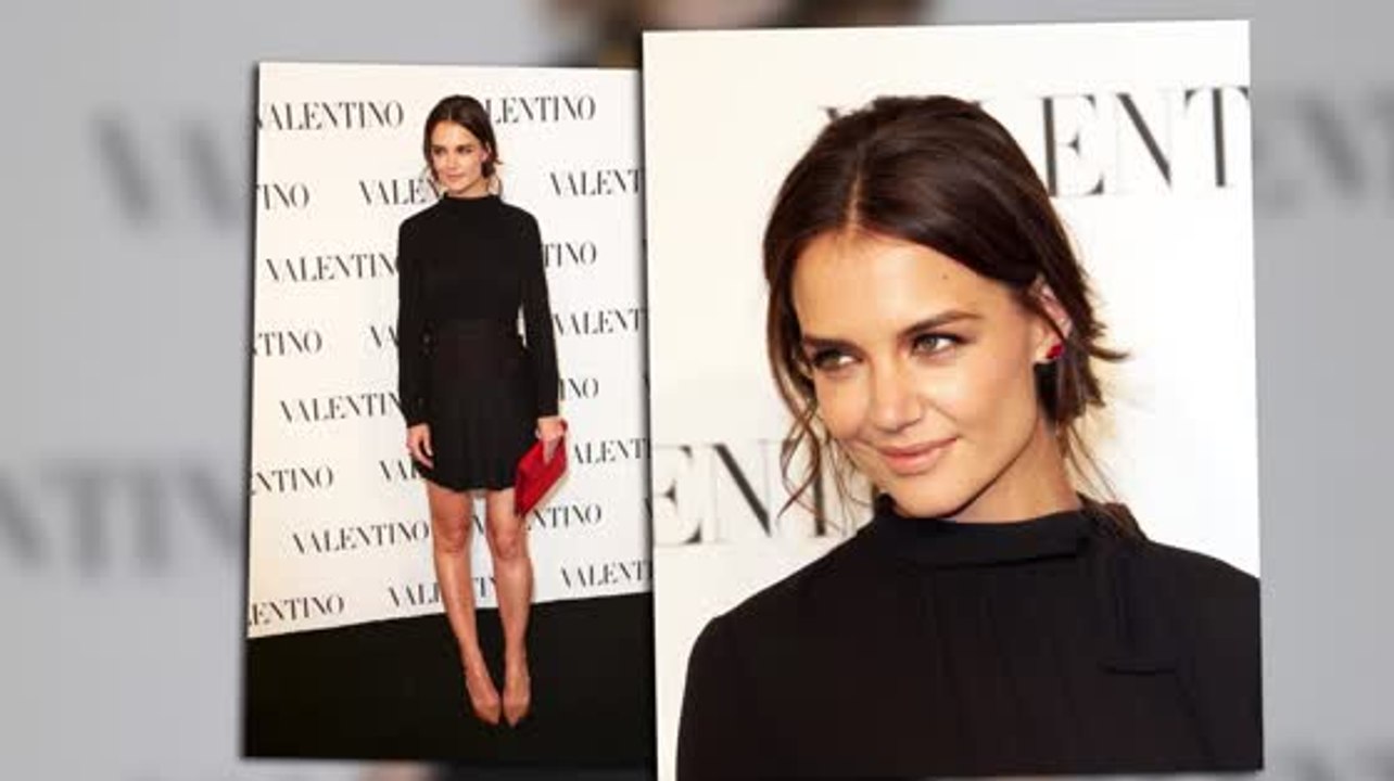 Katie Holmes trägt ein schwarzes Minikleid bei der Valentino Party