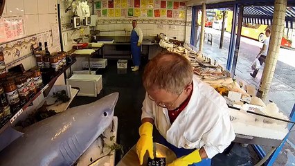 Caméra cachée : un requin se réveille sur le stand "poissonnerie" d'un magasin !