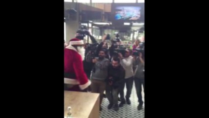 Patrice Quarteron débarque en Père Noël à la conférence de presse en Turquie !