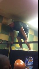 Destroza los aseos de la disco al intentar saltar por encima borracho / Destroy the toilets of the disk to try to jump over drunk