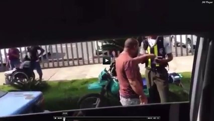 chofer de carro publico amenaza a un AMET con un bate