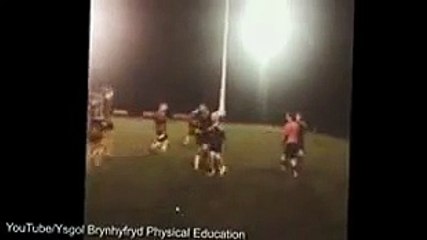 Menino com síndrome de Down realiza sonho de jogar partida de rúgbi