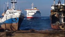 Ship collides in the shipyard at full speed / Barco fuera de control colisiona en el astillero a toda velocidad