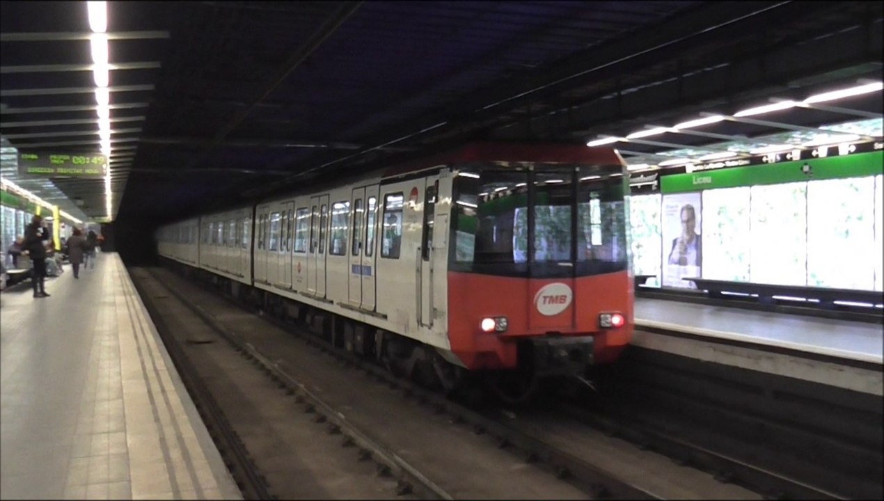 Rame Série 3000 : Départ de la station Liceu sur la ligne 3 du métro de Barcelone