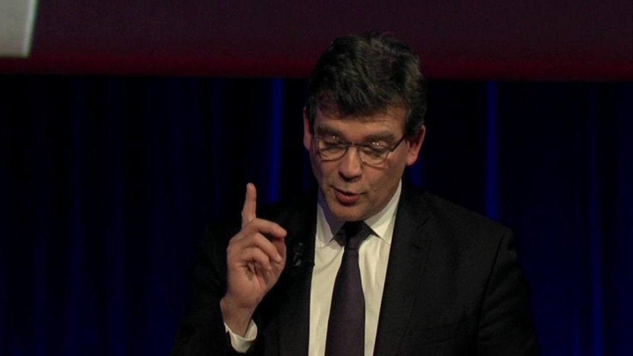 Montebourg distille ses critiques sur le gouvernement pendant un concours d'éloquence