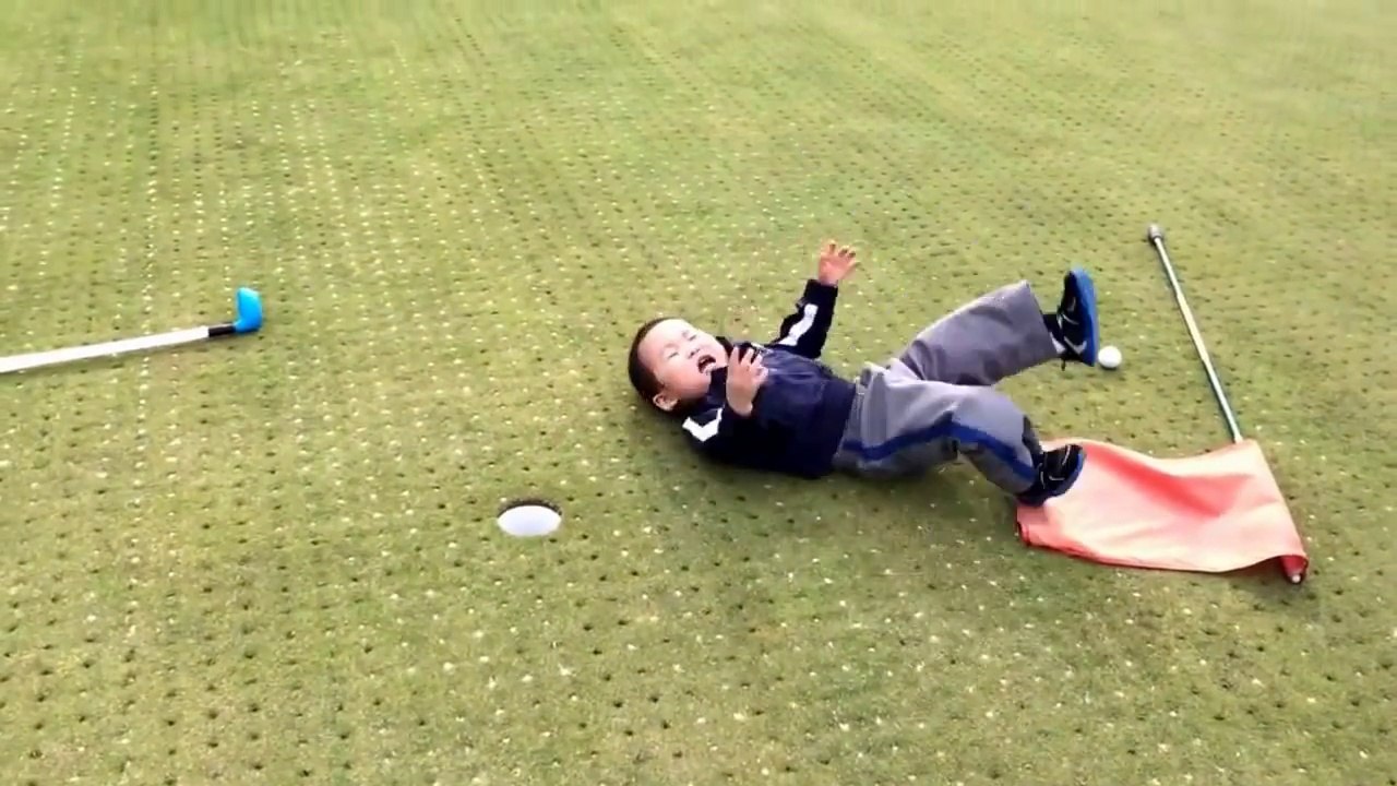 This kid hates loosin at Golf! Hilarious toddler Reaction to Missed Putt