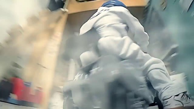 Un gamin fait du rallye dans sa maison!