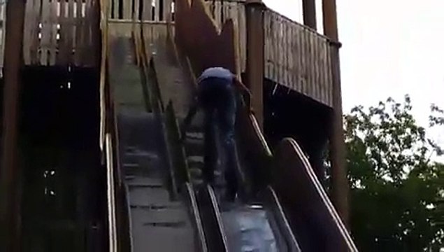 Trop grand pour le toboggan...