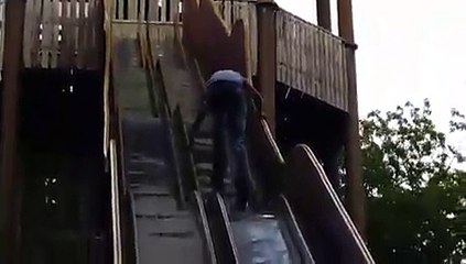 Trop grand pour le toboggan...