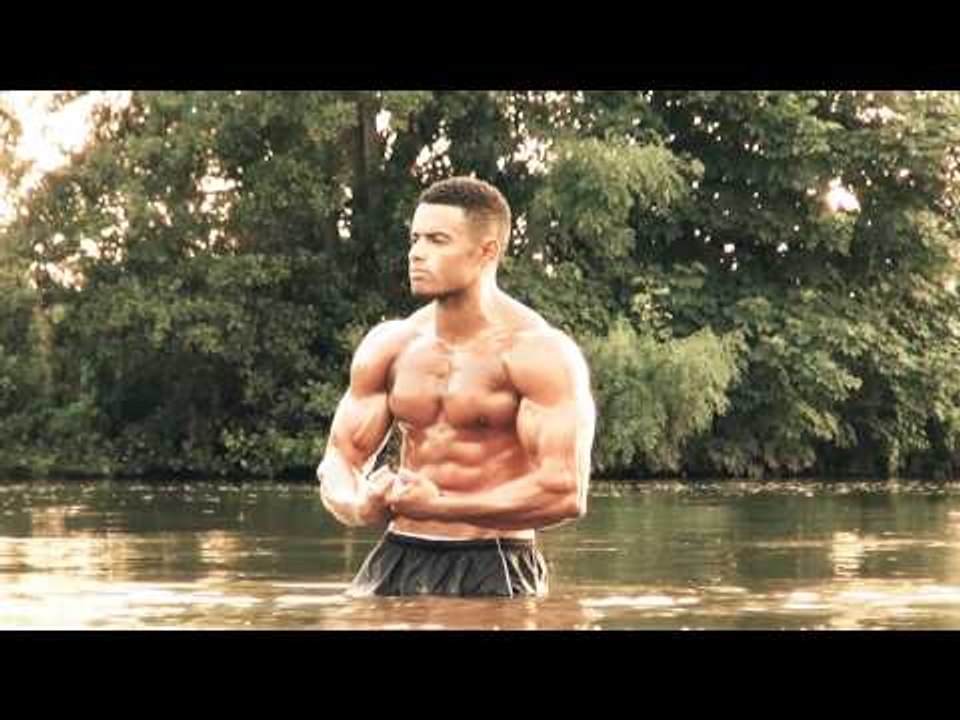 FITNESS MODELS TAKE THE PLUNGE
