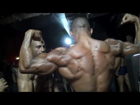 HUGE BODYBUILDER ROGER BACKSTAGE FLEXING