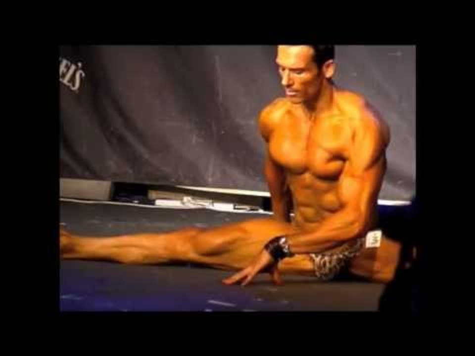 SUPER-FLEXIBLE BODYBUILDER DOING THE SPLITS, GREAT CONDITION
